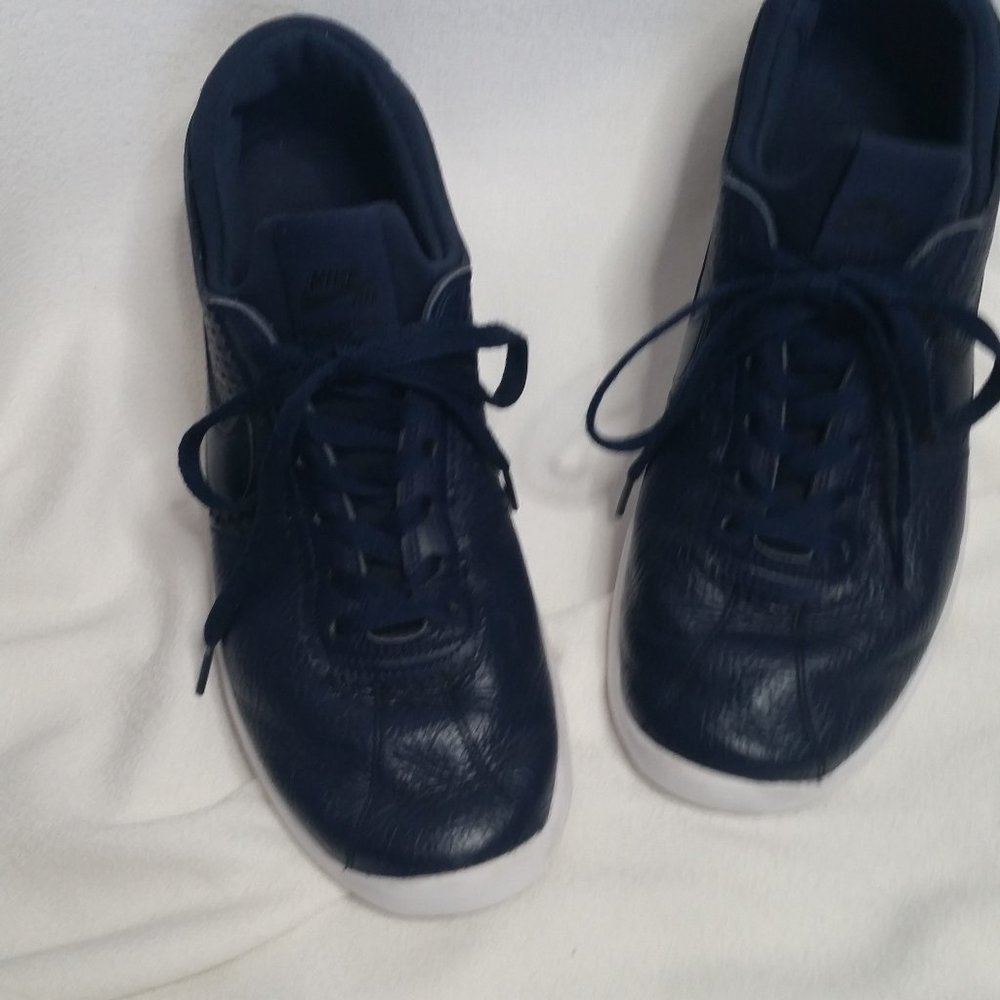 size 9.5  NIKE skateboard shoes
